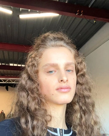 Показ Chanel в Париже открыла девушка из Абхазии Адица Берзения: как она попала в мир высокой моды