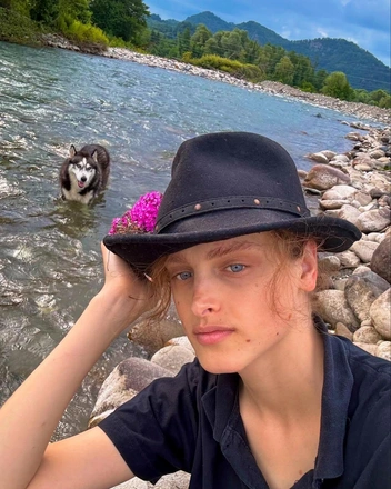 Показ Chanel в Париже открыла девушка из Абхазии Адица Берзения: как она попала в мир высокой моды