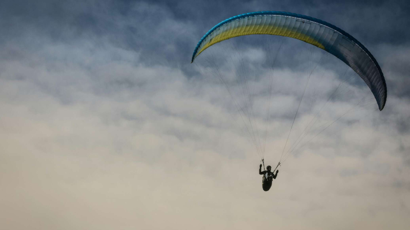 Полиция Испании задержала мигранта, добравшегося до страны на параплане