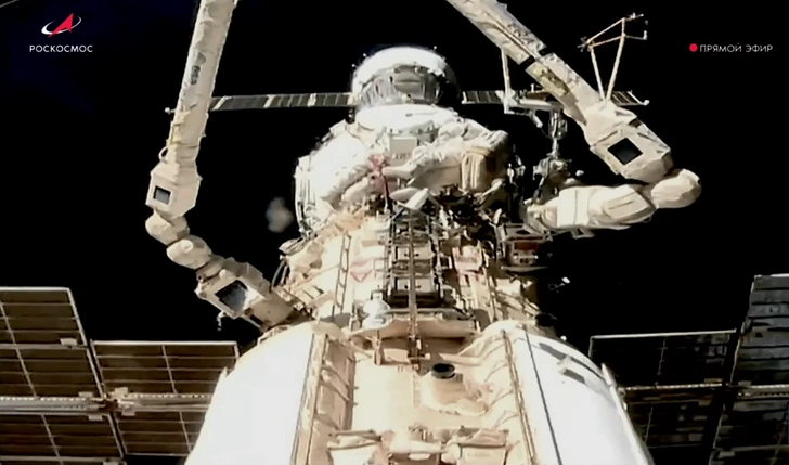 Российские члены экипажа МКС совершили плановый выход в открытый космос