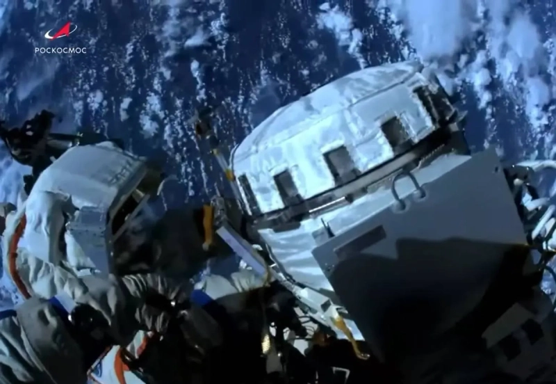 Российские космонавты вышли в открытый космос для установки аппаратуры