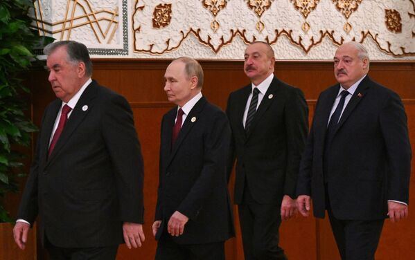10 октября 2025 года. Рахмон, Путин, Алиев и Лукашенко (слева направо) перед началом саммита СНГ.