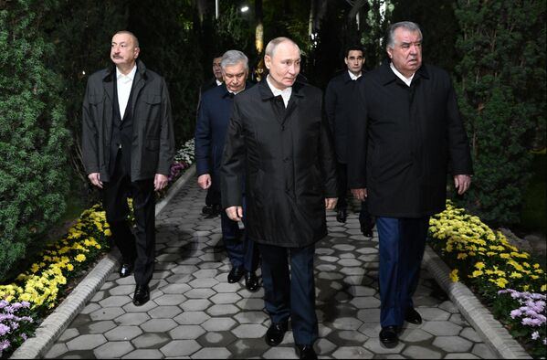 9 октября 2025 года. Лидеры перед неформальным обедом глав государств-участников Второго саммита &amp;quot;Россия — Центральная Азия&amp;quot; на территории ботанического сада &amp;quot;Ирам&amp;quot;. Слева направо: президент Азербайджана Ильхам Алиев, президент Узбекистана Шавкат Мирзиеев, президент РФ Владимир Путин, президент Туркменистана Сердар Бердымухамедов и президент Таджикистана Эмомали Рахмон.