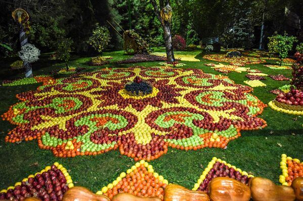 9 октября 2025 года. К прибытию глав государств-участников Второго саммита &amp;quot;Россия — Центральная Азия&amp;quot; были подготовлены инсталляции и украшения из фруктов на территории ботанического сада &amp;quot;Ирам&amp;quot; в Душанбе.