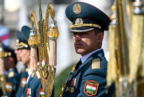 9 октября 2025 года. Военнослужащий почетного караула во Дворце нации в Душанбе.