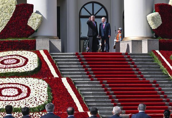 9 октября 2025 года. Рахмон и Путин на крыльце Дворца нации в Душанбе.