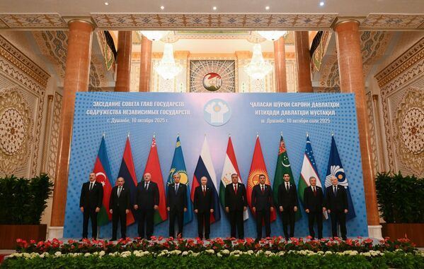 10 октября 2025 года. Участники заседания совета глав государств СНГ в Душанбе во время общего фотографирования. Слева направо: президент Азербайджана Ильхам Алиев, премьер-министр Армении Никол Пашинян, президент Беларуси Александр Лукашенко, президент Казахстана Касым-Жомарт Токаев, президент РФ Владимир Путин, президент Таджикистана Эмомали Рахмон, президент Кыргызстана Садыр Жапаров, президент Туркменистана Сердар Бердымухамедов, президент Узбекистана Шавкат Мирзиеев, генеральный секретарь СНГ Сергей Лебедев.
