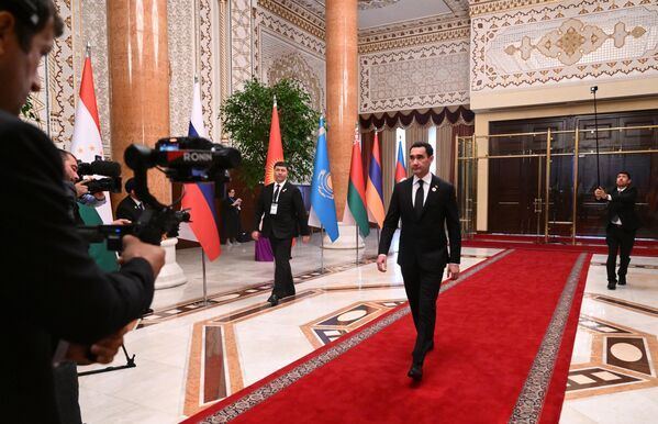 10 октября 2025 года. Президент Туркменистана Сердар Бердымухамедов прибыл во Дворец нации.