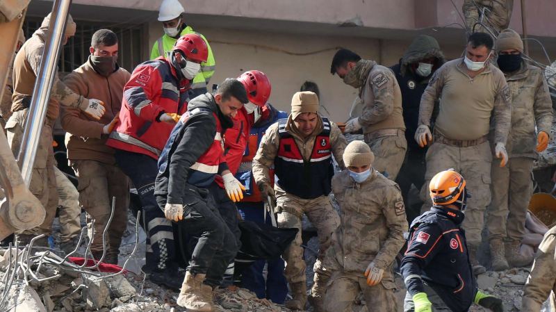 Шестиэтажный жилой дом обрушился в Стамбуле