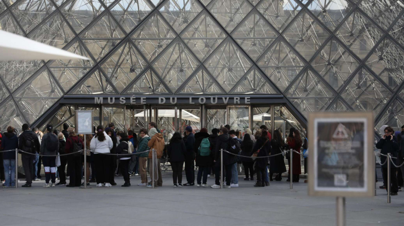 СМИ: дирекция Лувра и полиция Парижа винят друг друга в ограблении музея