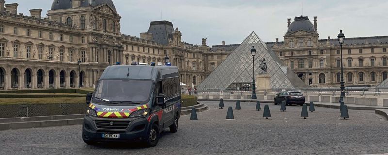 Обстановка на месте ограбления музея Лувр в Париже