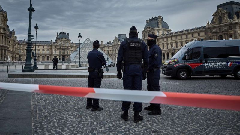 СМИ: следователи нашли новые вещдоки, оставленные грабителями Лувра