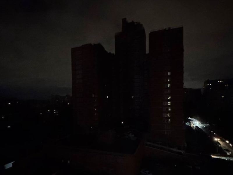 СМИ: в Киеве блэкаут, столбы дыма растянулись на километры