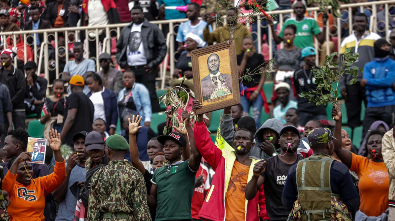 Сотни человек пострадали в давке на похоронах экс-премьера Кении