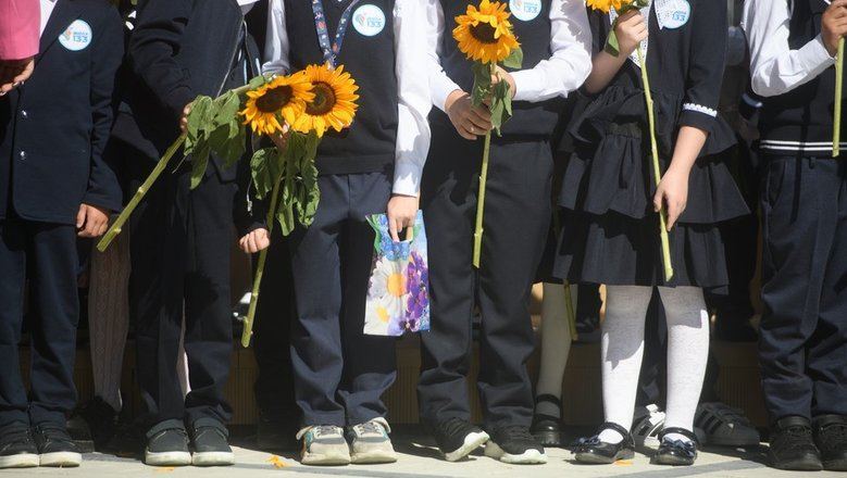 Учителям грозят замечания и выговоры за получение дорогих подарков: что известно