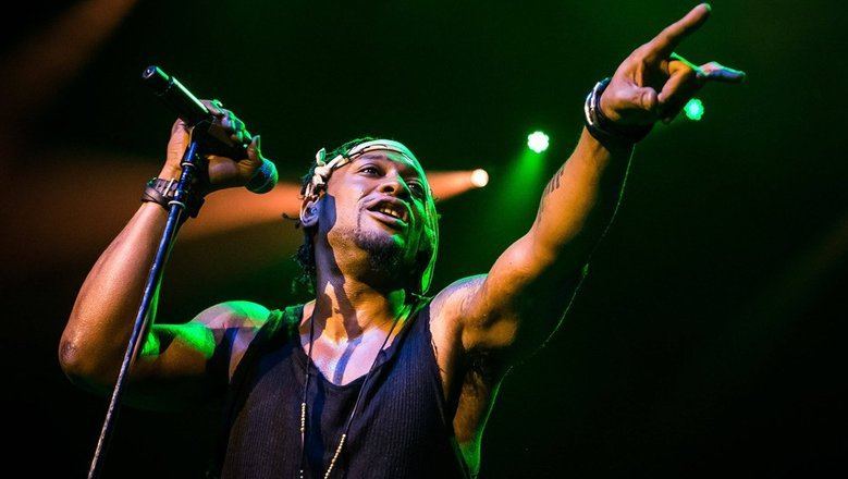 Умер Ди Энджело, американский R&B-исполнитель