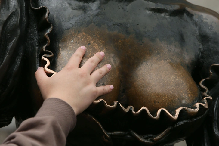 В Дублине закрыли на ремонт статую Молли Малоун: ее окончательно расшатали похотливые туристы