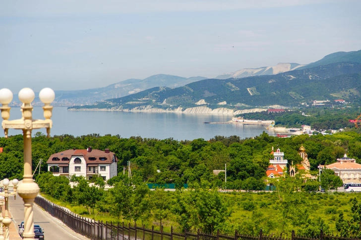 В Кабардинке с 2012 года не могут достроить комплекс отдыха «Можжевеловая роща». Недавно его снова запретили сносить