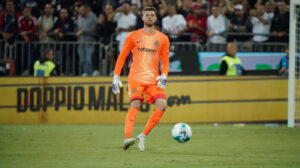 Вратарь миланского «Интера» Мартинес насмерть сбил пенсионера-колясочника Вратарь миланского «Интера» Мартинес насмерть сбил пенсионера-колясочника