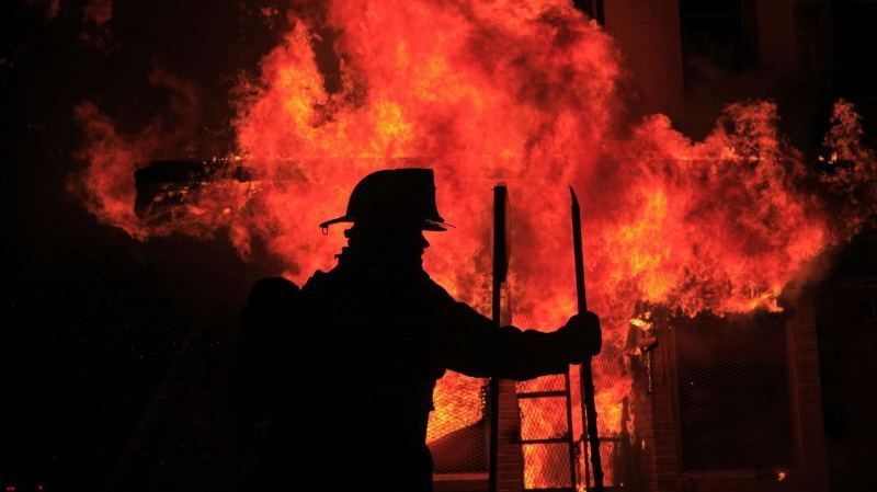 Взрыв и мощный пожар произошли на нефтеперерабатывающем заводе в США