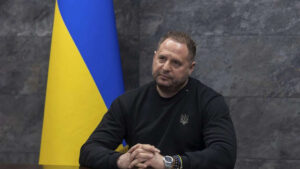 Американские СМИ «отправили» уволенного Ермака на фронт