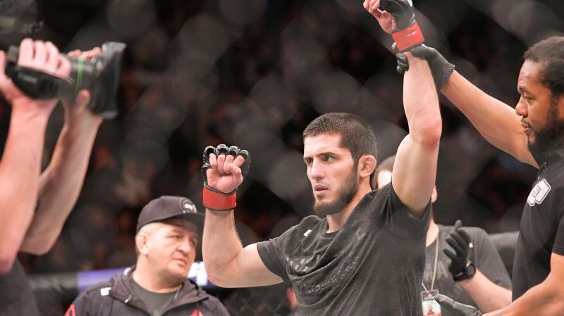 Боец из России впервые взял чемпионский титул в двух весовых категориях UFC