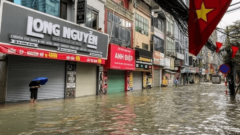 Число погибших от наводнения в центре Вьетнама выросло до 90 человек