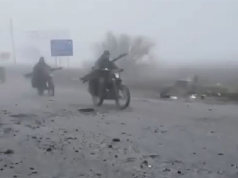 «Добро пожаловать во вселенную Безумного Макса»: колонна штурмовиков ВС РФ зашла в Покровск, попав на видео