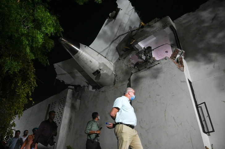 «Думаю всю ночь, страдаю морально»: единственный выживший в авиакатастрофе в Индии рассказал о своем ПТСР