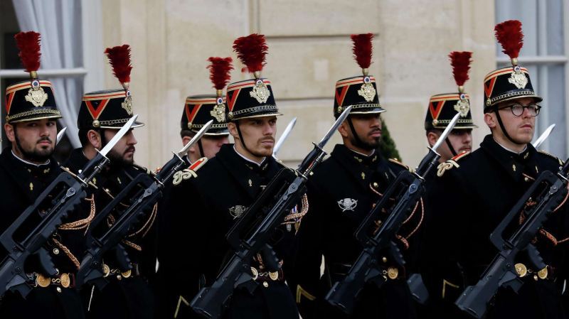 Макрон вводит добровольную военную службу во Франции