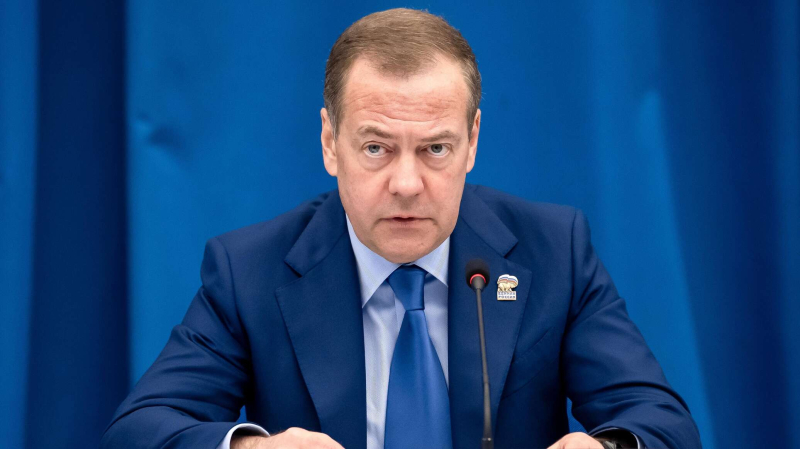 Медведев задал риторический вопрос народу Франции о коррупции