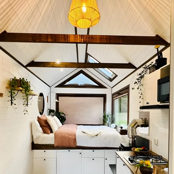 Минимализм в шведском стиле: оцените крошечный дом-прицеп Sofia в котором продумано буквально всё