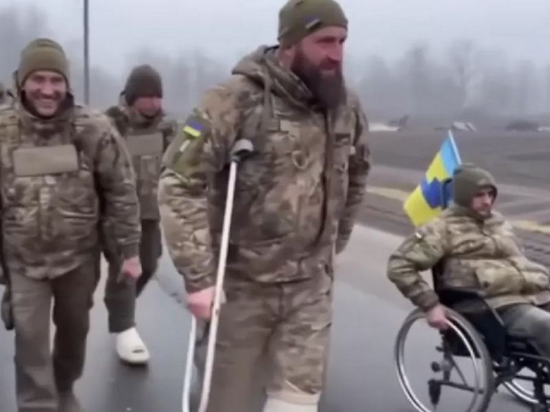 Не верь глазам своим: кто и зачем сливает в Сеть видео массовой сдачи в плен ВСУ в Покровске?