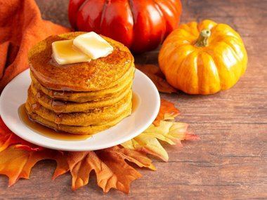 Оладьи для осеннего уюта: от бабушкиных пушистых до ароматных с тыквой и яблоком