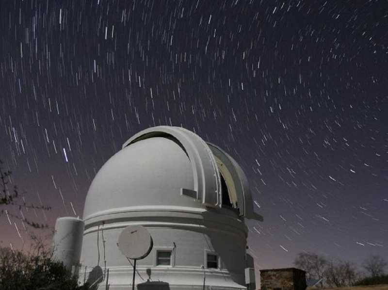 «Они уже прилетали»: на фото обсерватории из 1950-х заметили загадочные космические объекты