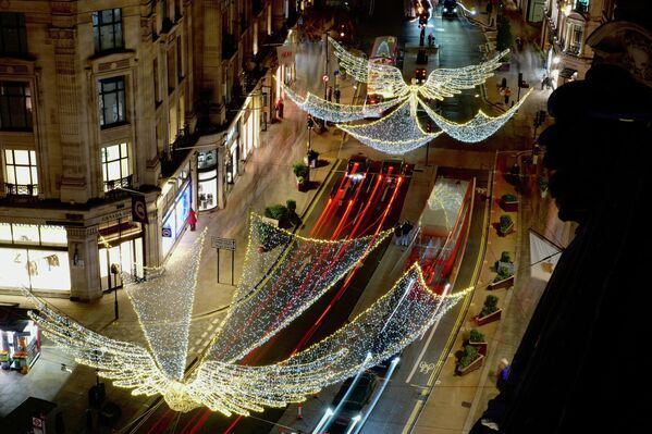 Рождественские ангелы на Риджент-стрит в Лондоне.