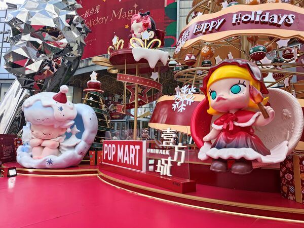 Тематические рождественские инсталляции Pop Mart  в одном из торговых центров Шэньчжэня в Китае.