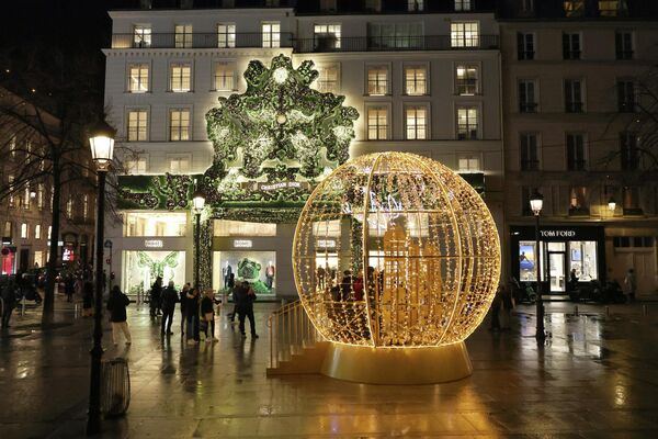 Рождественские украшения модного дома Christian Dior в Париже.