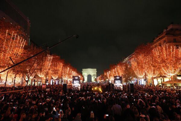 Презентация рождественской иллюминации на Елисейских полях в Париже.