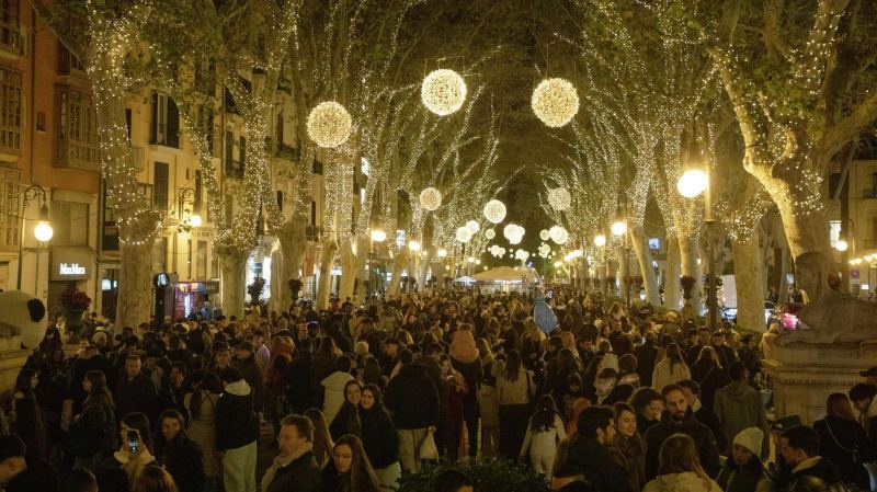 От гирлянд до гигантских инсталляций: рождественский декор городов мира (фото)