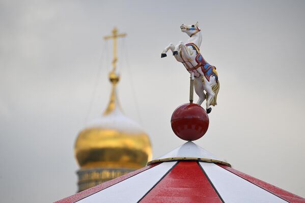 Символ наступающего 2026 года на куполе новогодней карусели в центре Москвы.