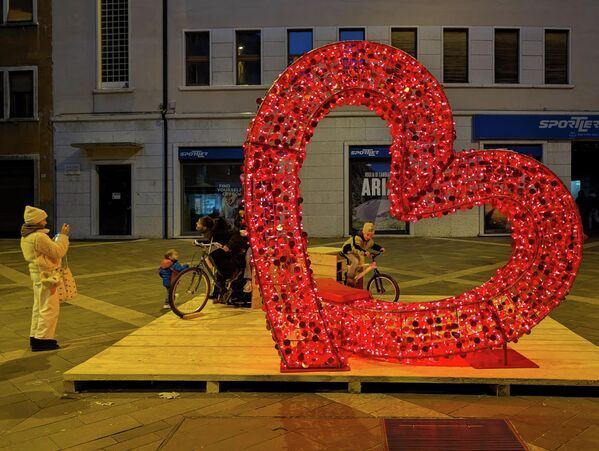 Итальянский Тренто открывает праздничный сезон рождественскими ярмарками, исторический центр в эти дни привлекает множество туристов.