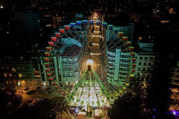 Вид с воздуха на испанский Виго в провинции Понтеведра. В этом году город сияет более чем 11,5 миллиона светодиодных лампочек, установленных на 420 улицах и площадях.