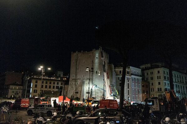 Последнего из пострадавших рабочих искали до глубокой ночи, в спасательной операции были задействованы беспилотники. Спустя более чем 10 часов его все же удалось извлечь из-под завалов. 66-летнего мужчину увезли на скорой, однако в больнице он скончался.