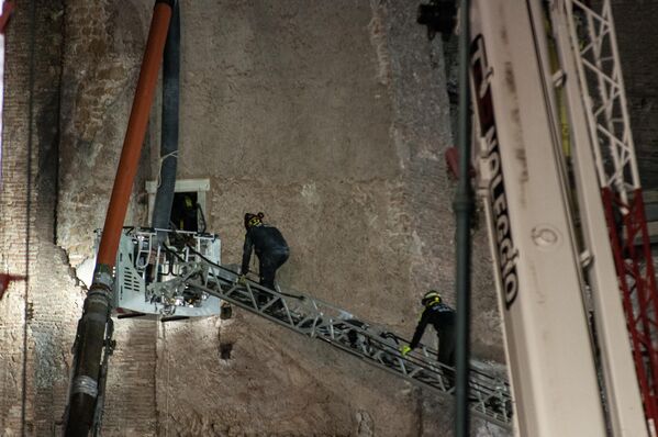 На объекте в этот момент были только румынские рабочие, занятые в реконструкции.