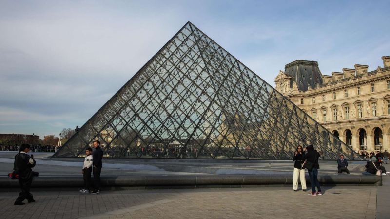 Последнему участнику ограбления Лувра предъявлены обвинения
