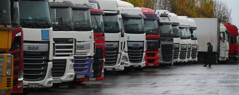 Глава МВД: некоторые водители бросили прицепы от своих фур у границы (видео)