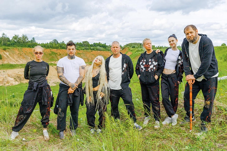 Скандалы, испытания и метафоры зависимости: как селебрити борются с алкоголем в новой серии шоу «Звезды под капельницей»