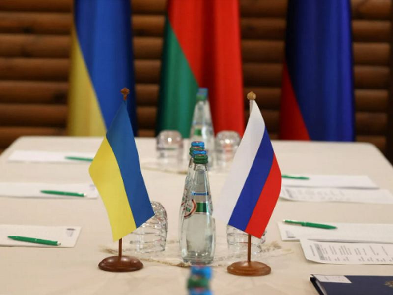 СМИ: Россия и Украина начали прямые незапланированные переговоры в Абу-Даби