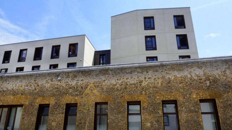 СМИ: Саркози боится есть тюремную еду и питается только йогуртами